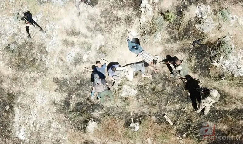 Batman'da PKK'lı 4 teröristin teslim oluşu kamera görüntülerine yansıdı. 16