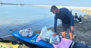 Sahildeki çöpleri tek tek topladı kanosuyla taşıdı