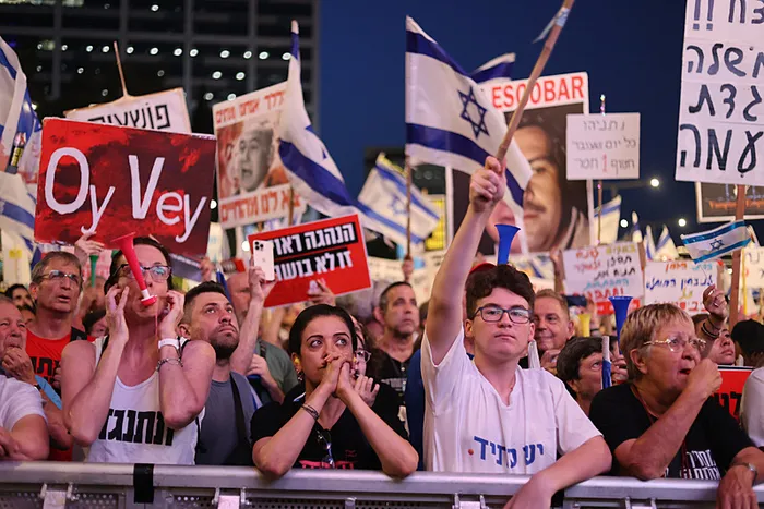 İsrail sokakları yeniden karıştı! Protestolarının göbeğinden canlı yayın | Netanyahu istifa eylemine polisten sert müdahale