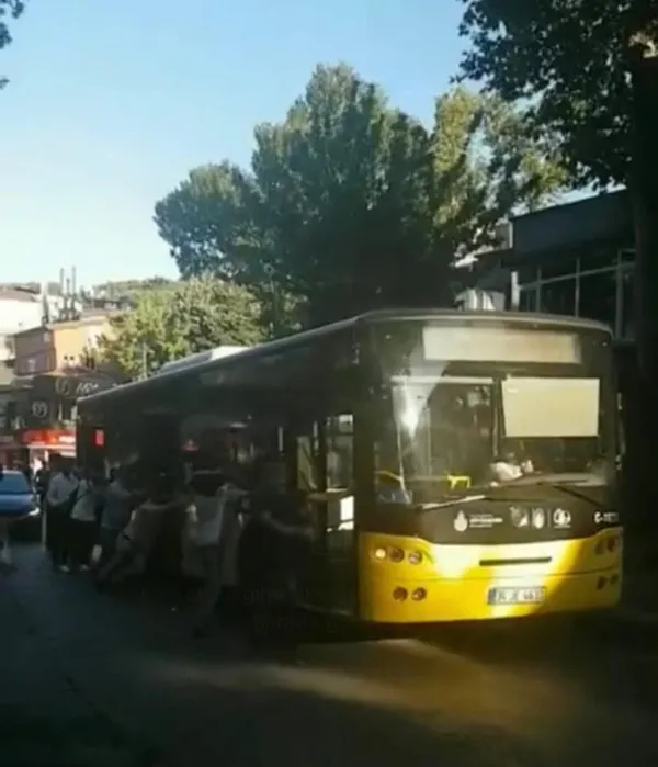 Üsküdar'da klasik İETT arızası! Enkazı ittirmek yine vatandaşa kaldı - 2
