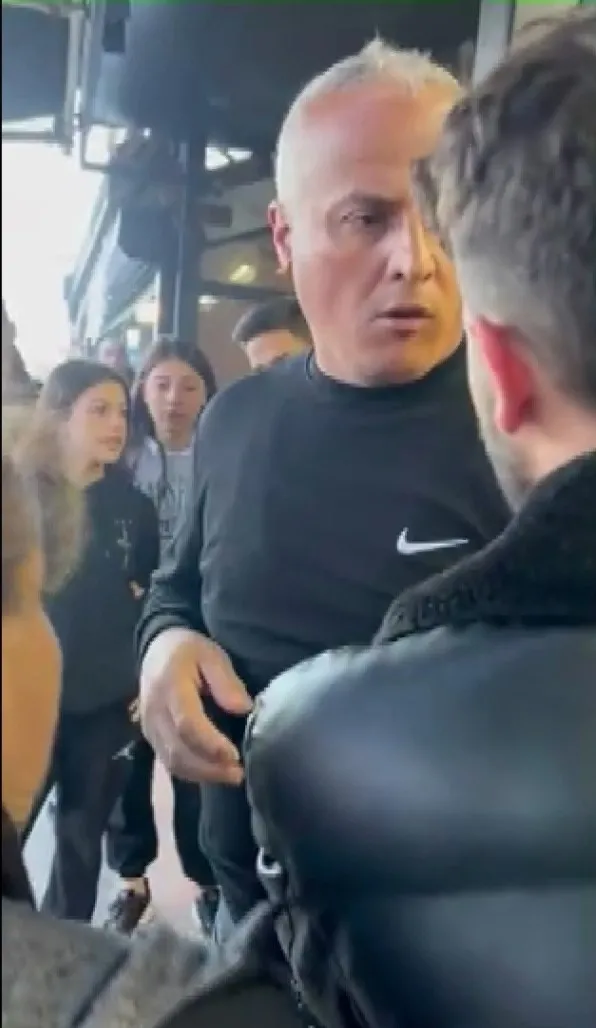 cekmekoyde-metro-onunde-gerilim-tirmandi-kadinlarin-fotografini-cekiyorsun-kavgasi-kamerada-1665993440972.jpg Çekmeköy’de metro önünde gerilim tırmandı! ‘Kadınların fotoğrafını çekiyorsun’ kavgası kamerada - 3