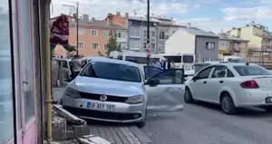 Sivas’ta deprem gibi kaza! Otomobil apartmana çarptı