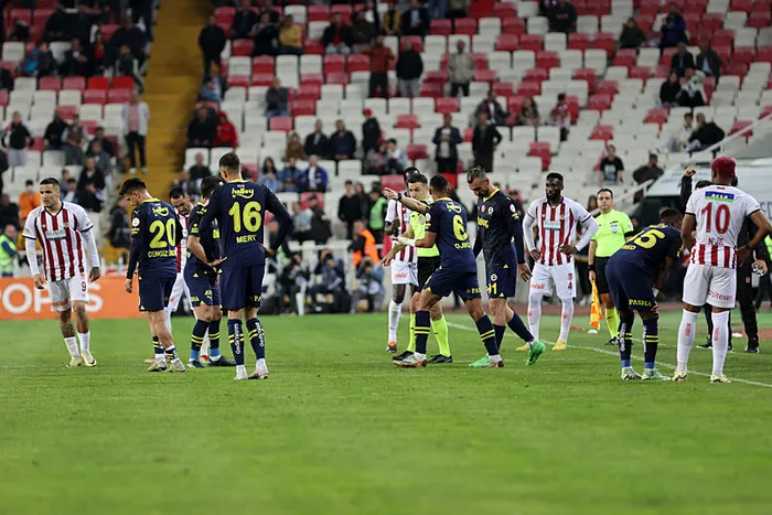Fenerbahçe’de yaprak dökümü! Sivasspor maçı sonrası biletler kesildi! İşte takımdan ayrılacak 9 isim...