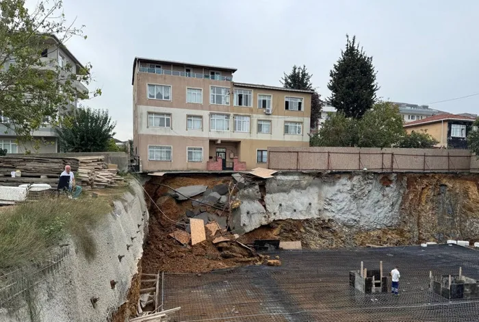 Üsküdar'da gerginlik! Yol çöktü! Bina sakinleriyle inşaat çalışanı birbirine girdi - 3