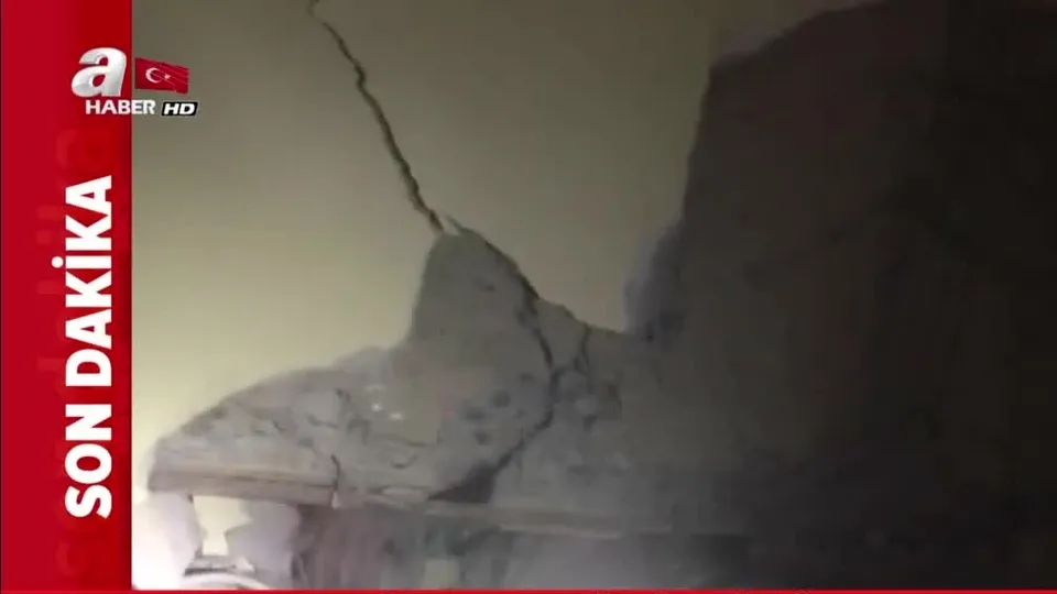 Enkaz altındaki Azize Çelik’e ulaşılma anı kamerada