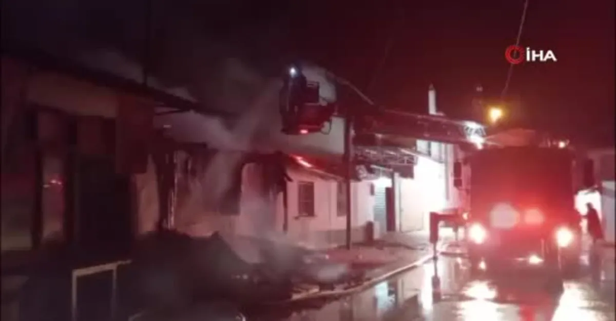 Balıkesir'de 3 bina küle döndü