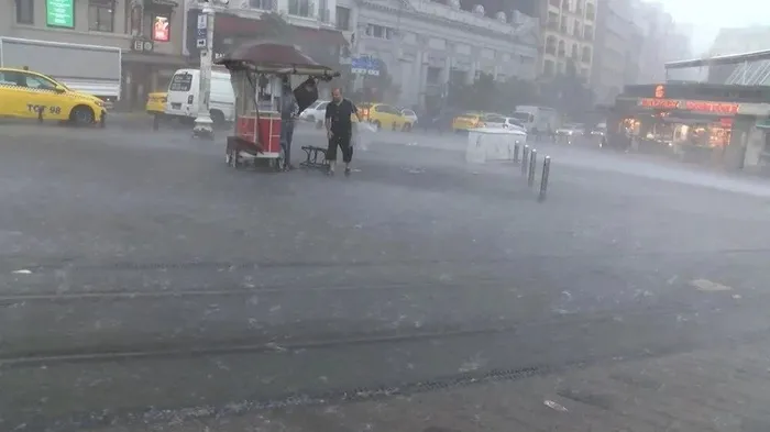 HAVA DURUMU | İstanbul'da beklenen sağanak başladı! İstiklal Caddesi ve Mısır Çarşısı göle döndü | İşte görüntüler - 2