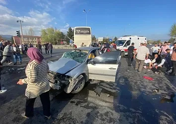Otobüse arkadan çarptı kağıt gibi ezildi: 2 ölü 1 yaralı