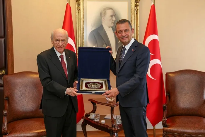 MHP lideri Devlet Bahçeli ile CHP lideri Özgür Özel arasındaki kritik görüşme