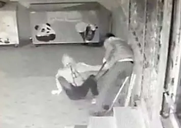 İstanbul’da sakar hırsızlar böyle görüntülendi! Önce yere düştüler ardından açılmayan kapı için kavga ettiler