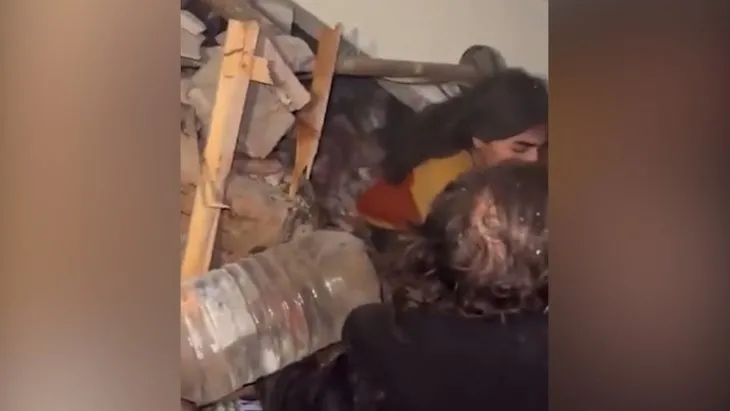 KAHRAMANMARAŞ’TA 7,4’LÜK DEPREM! Deprem bölgesinde kurtarma çalışmaları devam ediyor | İğne deliğinden çıkarıldılar