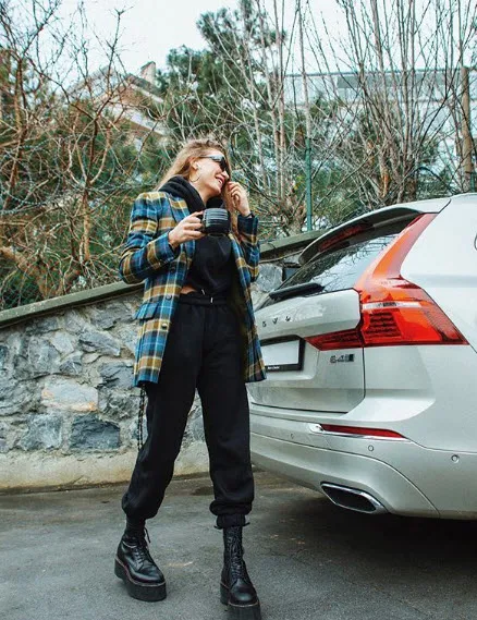 Serenay Sarıkaya üç fotoğrafla servet kazandı