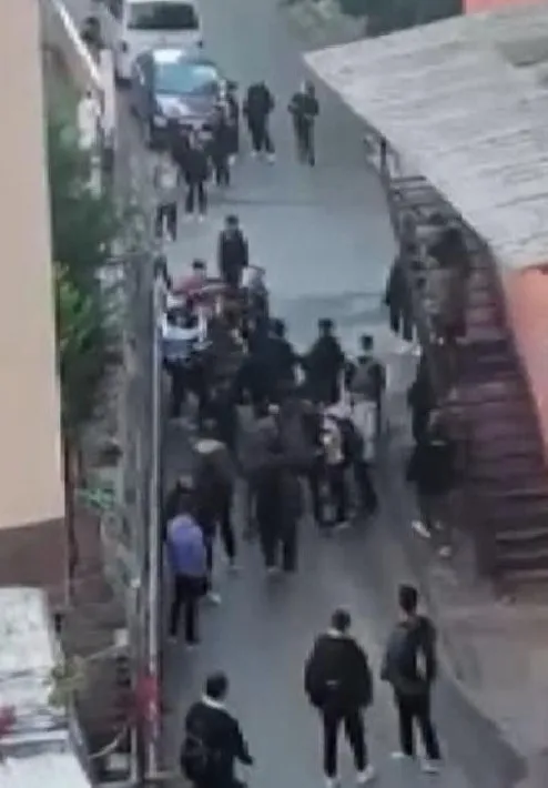 istanbulda-liseli-kavgasi-sokak-ortasinda-birbirlerine-girdiler-1667889669110.jpg