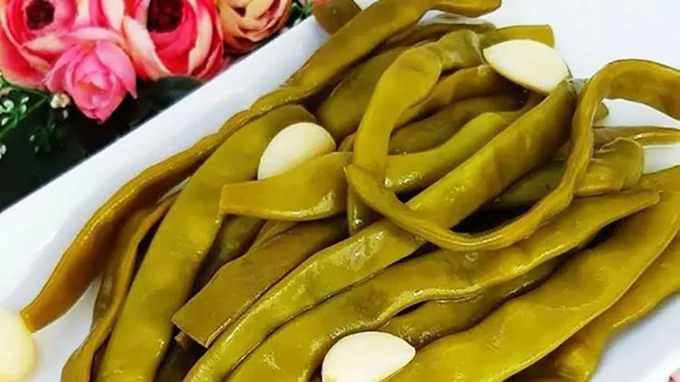 Sofraların olmazsa olmazı! Kanser riskini 4 kat artıyor! Turşu yararları ve zararları