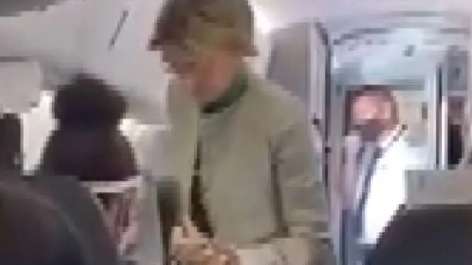 Maske takmadı uçaktan atıldı