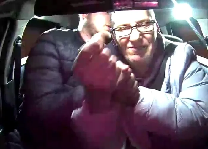 manisada-dehset-anlari-taksiciye-bicakla-saldirip-gasbetmek-istedi-o-anlar-kamerada-1734106767947.jpg Manisa’da dehşet anları! Taksiciye bıçakla saldırıp gasbetmek istedi: O anlar kamerada - 1