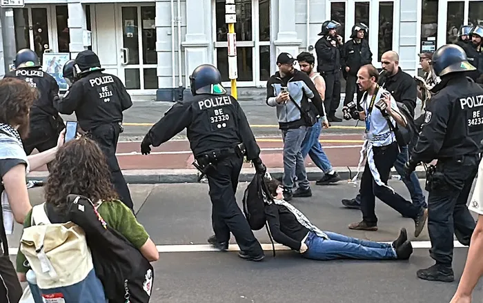 berlinde-filistine-destek-gosterileri-sozde-ozgurlukler-ulkesinde-polis-mudahalesi-almanya-medyasi-yalan-soylu-1720900008959.jpg Berlin'de Filistin'e destek gösterileri! Sözde özgürlükler ülkesinde polis müdahalesi | "Alman medyası yalan söylüyor" sloganları... - 5