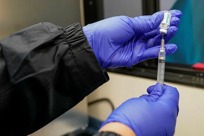 Johnson and Johnson 12-17 yaş aralığına Kovid-19 aşı denemelerine başladı