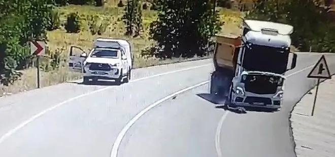Otomobilin kamyona arkadan çarptığı kazada 2 kız kardeş öldü, 1 kişi yaralandı