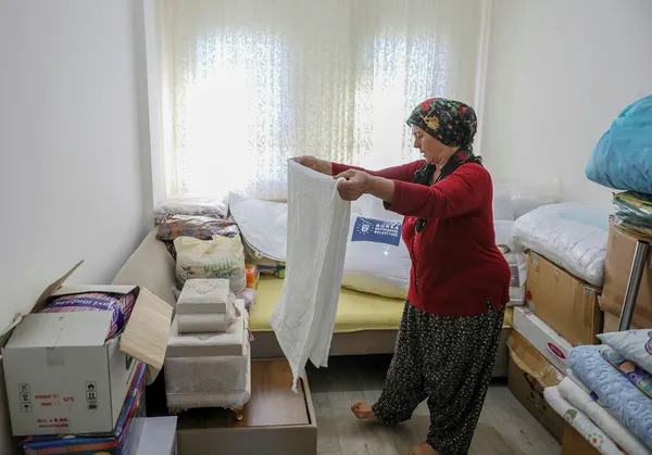antalyadaki-buyuk-yanginda-evi-kul-olmustu-boyle-aci-mi-olur-allahim-diye-aglayan-kadin-yeni-evine-kavustu-1672998290498.jpg Antalya’daki büyük yangında feryatları hafızalara kazınmıştı! Yeni evlerine kavuştular - 4
