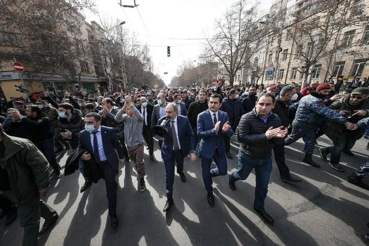 Son dakika: Ermenistan karıştı! Göstericiler hükümet binasını bastı