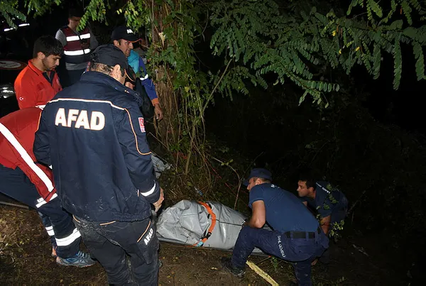 Bartın'da baraja devrilen araçtan 4 kişinin cansız bedeni çıkarıldı - 1