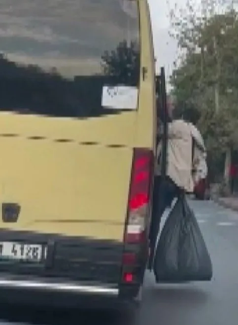 istanbulda-tehlikeli-yolculuk-minibusun-kapisindan-sarkti-1665728523326.jpg İstanbul’da tehlikeli yolculuk! Minibüsün kapısından sarktı - 4