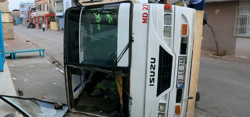 Adana'da tarım işçilerini taşıyan servis araçları çarpıştı!