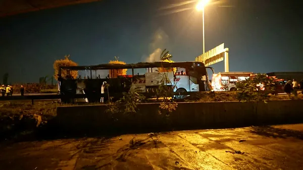 yolcu-otobusu-alevlere-teslim-oldu-tum-yolcular-son-anda-fark-edilmesi-uzerine-kurtuldu-1665441216734.jpg Yolcu otobüsü alevlere teslim oldu! Tüm yolcular son anda fark edilmesi üzerine kurtuldu - 2