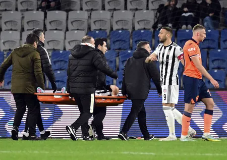 Beşiktaş'ta Başakşehir maçında şok sakatlık! Tayyip Talha Sanuç sedye ile maçı terk etti