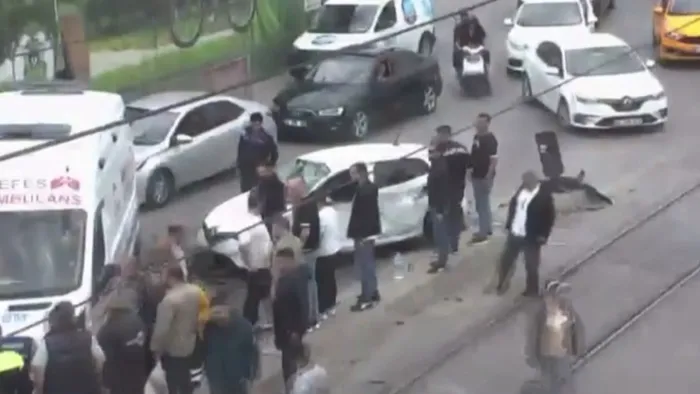 istanbul-bahcelievlerde-tramvay-otomobile-carpti-2-yarali-1716894727905.jpg