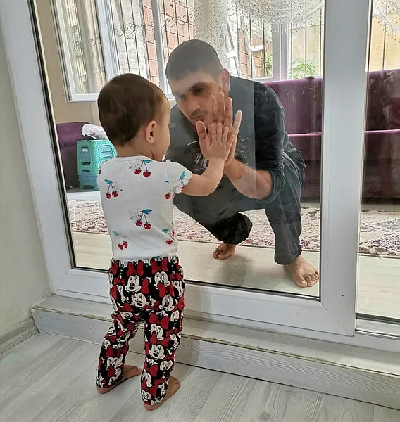 Yürek sızlatan an! Korona virüse yakalanan baba 2 yaşındaki kızını camın arkasından seviyor - 1