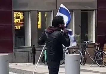 Alçak Salwan Momika'yı yediği dayak kesmemiş! Yeni skandal: Kur'an-ı Kerim'e saldırdı katil İsrail bayrağını öptü