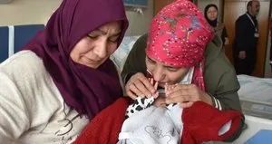 Enkazdan kurtulan anne ve bebeği kavuştu!