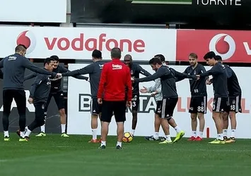Şenol Güneş gençlerle tek tek ilgilendi
