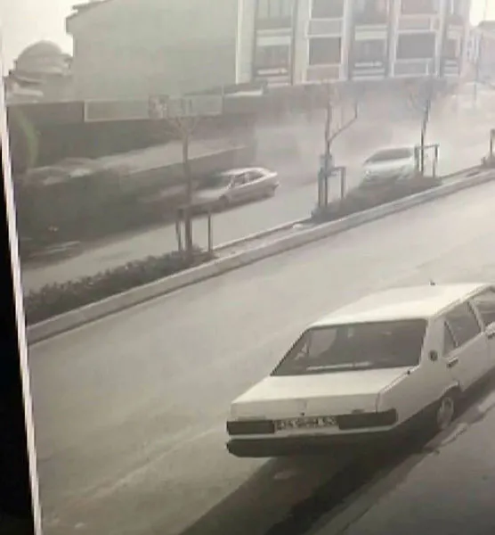 İstanbul'da hafriyat kamyonu 4 araca ve elektrik direğine çarptı! Büyük panik yaşandı - 2