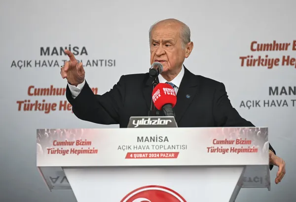 mhpnin-manisa-mitingi-devlet-bahceliden-onemli-aciklamalar-1707057224366.jpg MHP lideri Devlet Bahçeli'den İzmir'deki taksici katiliyle ilgili 'vatandaşlıktan çıkarılsın' önerisi - 2