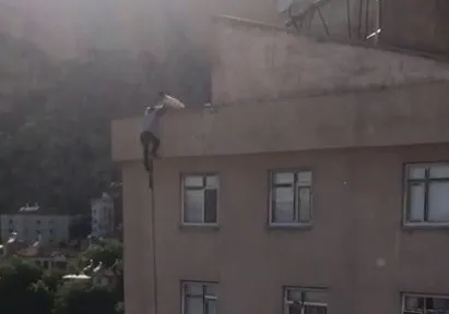 Çıktığı binada yürekleri ağza getirdi! İşte o anlar... - 3