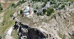 Uçurumun ucundaki türbe! Araçların ucu bucağı yok