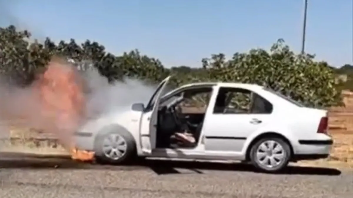 Gaziantep'te seyir halindeki otomobil alev aldı