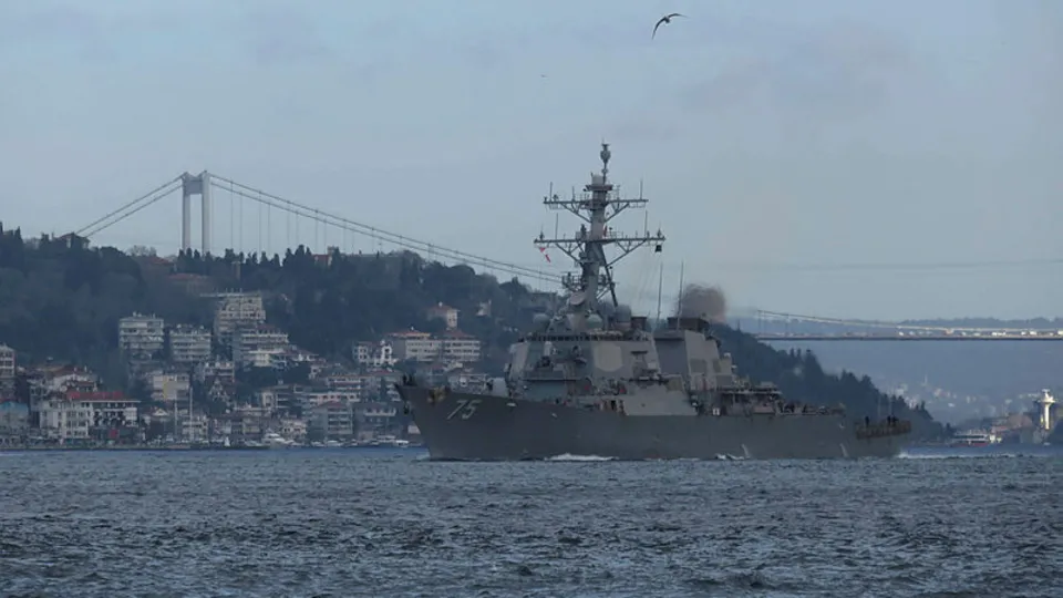 Son dakika: İstanbul Boğazı'nda sıcak görüntüler! Savaş gemileri peş peşe geçti