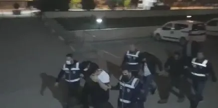 amasyada-3-kisi-80-yasindaki-yasli-adami-polisiz-diyerek-dolandirdi-271-bin-liralik-altin-uctu-gitti-1649771097970.jpg Amasya’da 3 kişi 80 yaşındaki yaşlı adamı ‘polisiz’ diyerek dolandırdı! 271 bin liralık altın uçtu gitti - 1