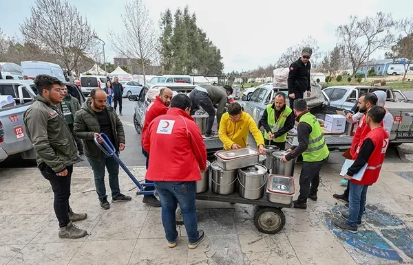 kizilay-asrin-felaketinin-yaralarini-sarmaya-devam-ediyor-48-bin-411-personel-gorev-basinda-1679296590390.jpg Kızılay asrın felaketinin yaralarını sarmaya devam ediyor! 48 bin 411 personel görev başında - 6