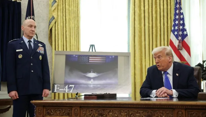 avrupa-icin-tehlike-canlari-trump-krizi-diye-duyurdular-kitanin-savunmasi-darda-ilk-hamle-almanyadan-1742807205922.jpg ABD Başkanı Donald Trump F-47'yi tanıtırken (AFP)