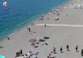 Antalyalılar Konyaaltı Sahili'ni doldurdu