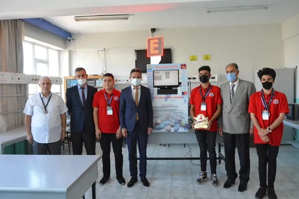 Liseli öğrenciler geliştirdi! ‘Akıllı Eczane Sistemi’ ne yoğun ilgi