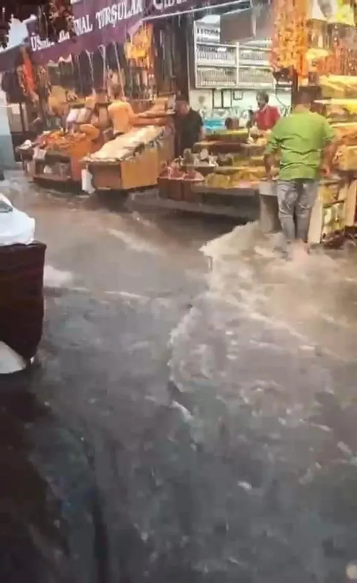 HAVA DURUMU | İstanbul'da beklenen sağanak başladı! İstiklal Caddesi ve Mısır Çarşısı göle döndü | İşte görüntüler - 4