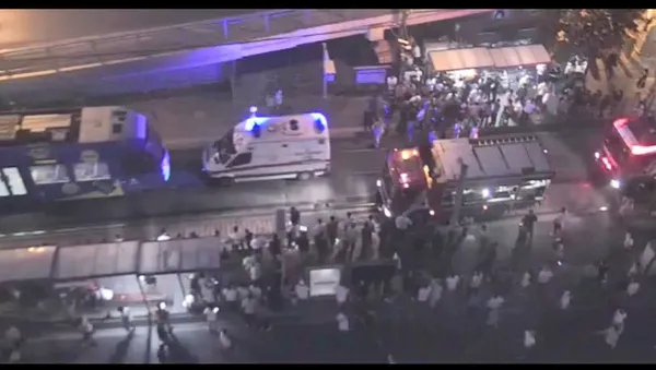 1630091800615.jpg İstanbul'da tramvay ile peron arasına sıkıştı: İtfaiye ekipleri kurtardı - 2
