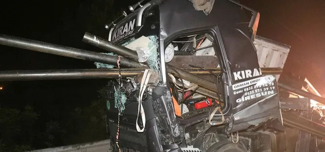 Anadolu Otoyolu'nda korkunç kaza! Patlayan lastiği tamir edecekken canlarından oldular! Demir borular ön camdan çıktı...