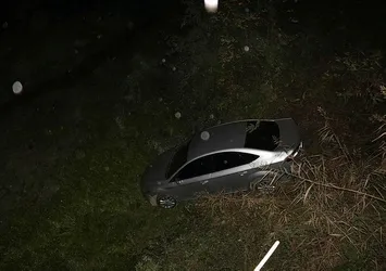 Otomobil dere yatağına uçtu: 2 yaralı